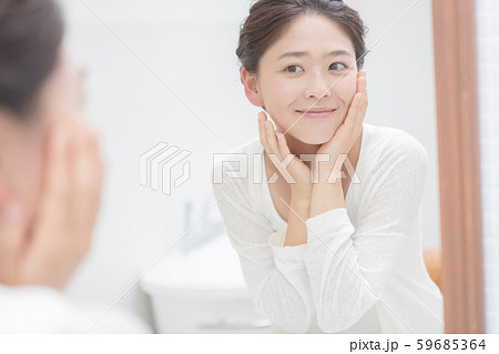 a thirty-something woman 59685364