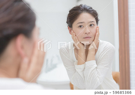 a thirty-something woman 59685366