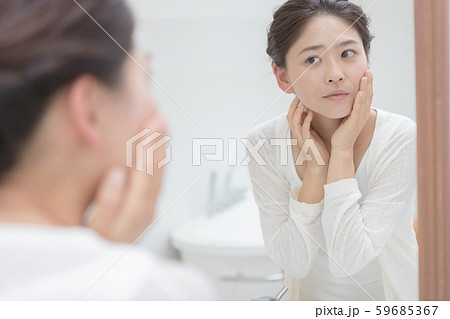 a thirty-something woman 59685367