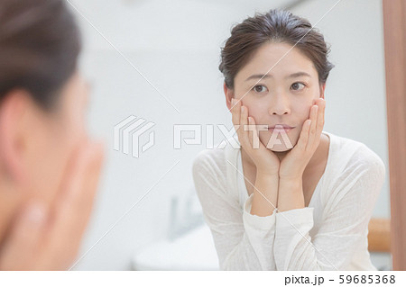 a thirty-something woman 59685368