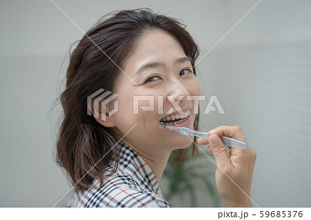 a thirty-something woman 59685376