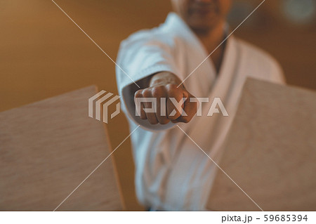 空手家　板割り 59685394