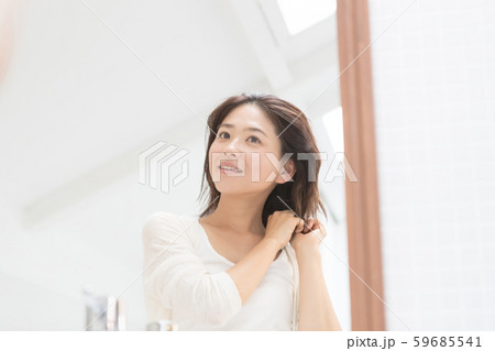 a thirty-something woman 59685541