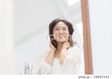 a thirty-something woman 59685542