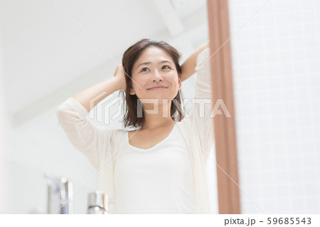 a thirty-something woman 59685543