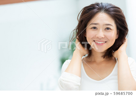 a thirty-something woman 59685700