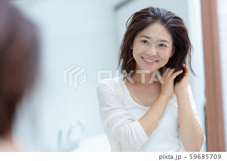 a thirty-something woman 59685709