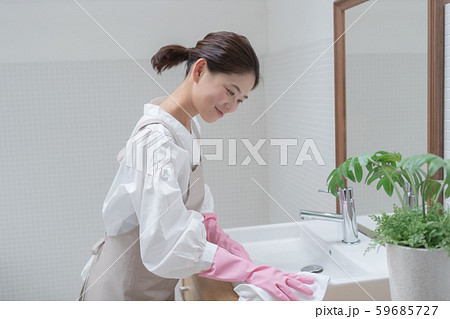 a thirty-something woman 59685727