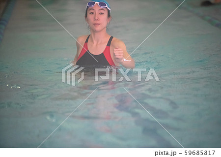 In the pool 59685817