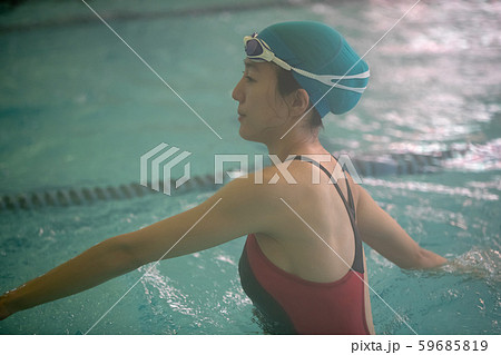 In the pool 59685819