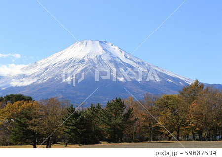 富士山と山中湖の晩秋風景 雄大な自然美の写真素材 [59687534] - PIXTA