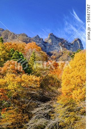 秋の妙義岩峰（縦） 59687787