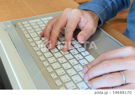ノートパソコンのキーボードで入力する手元のクローズアップ	 59688170