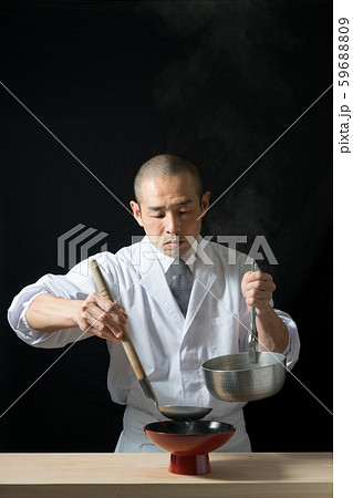 お椀に汁をはる板前 お椀に汁をはる板前 59688809