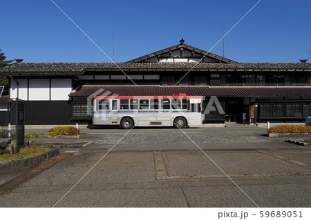 重要文化財渡辺邸と新潟交通路線バス【新潟県関川村】 重要文化財渡辺邸と新潟交通路線バス【新潟県関川村】 59689051