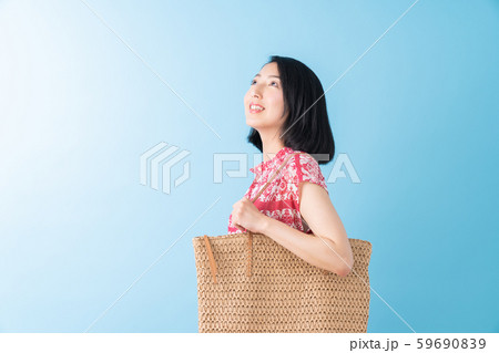 笑顔の女性 外出 笑顔の女性 外出 59690839