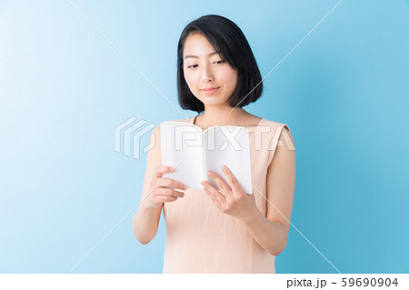 本を読む女性 本を読む女性 59690904