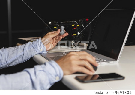ノートパソコンで作業をする様子 ノートパソコンで作業をする様子 59691309