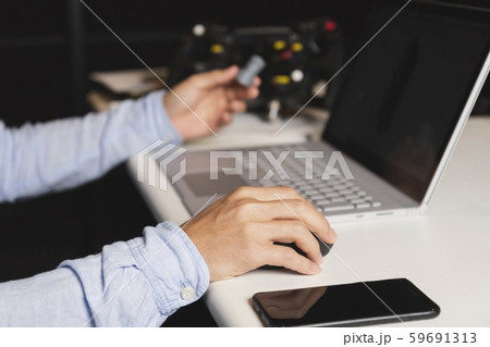 ノートパソコンで作業をする様子 59691313