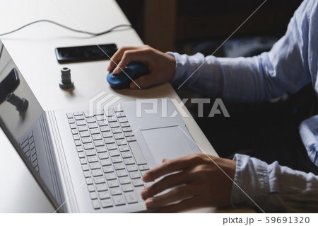 ノートパソコンで作業をする様子 59691320