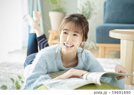 女性　リビング　部屋　雑誌　本　読む　うつ伏せ 59691890
