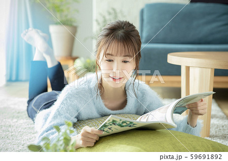 女性 リビング 部屋 雑誌 本 読む うつ伏せ 女性 リビング 部屋 雑誌 本 読む うつ伏せ 59691892