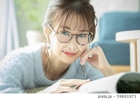 女性 リビング 部屋 雑誌 本 読む うつ伏せ 女性 リビング 部屋 雑誌 本 読む うつ伏せ 59691971