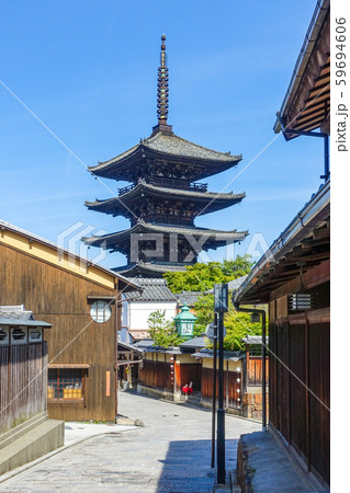京都らしい町並みが続く八坂の塔こと 法観寺五重塔 界隈の写真素材