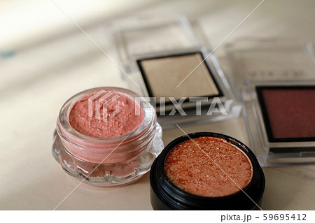 単色アイシャドウ　クリームタイプとパウダータイプ 59695412