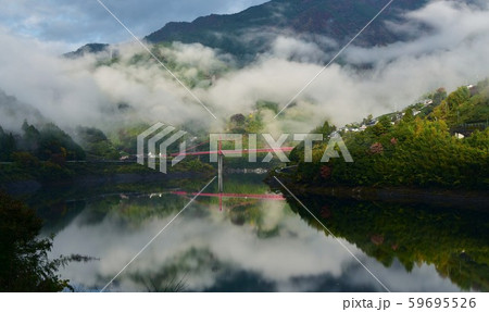 高知県仁淀川町　大渡ダム湖と霧 59695526