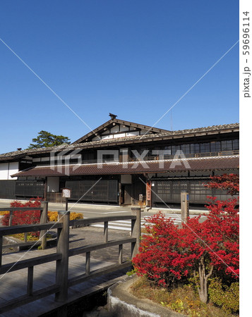 紅葉と重要文化財渡邉邸【新潟県関川村】 59696114