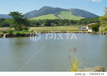 高原の牧場の池と山の景色 59698514