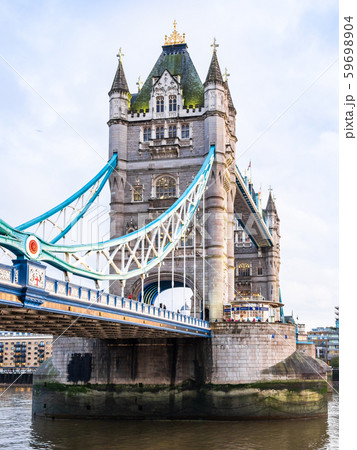 ロンドン タワー・ブリッジ 縦位置の写真素材 [59698904] - PIXTA