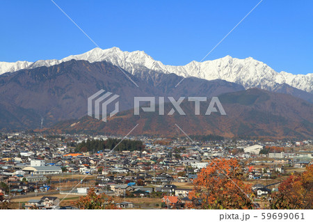 冠雪した北アルプスと晩秋の信濃大町 冠雪した北アルプスと晩秋の信濃大町 59699061