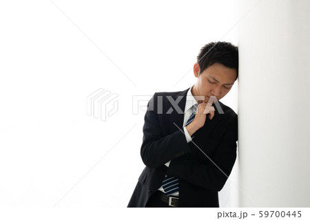 悩むビジネスマン  59700445