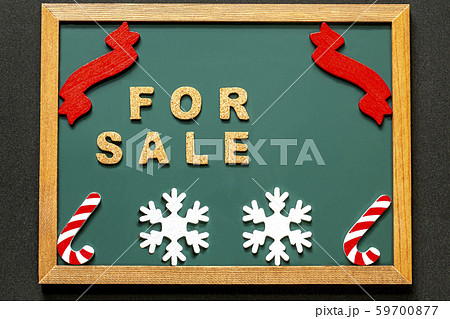 黒バックと黒板に赤いリボンと赤白のキャンディケインと白い雪の結晶とFOR SALE 59700877
