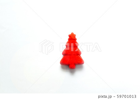 赤いクリスマスツリーを白バックの上に置く 59701013