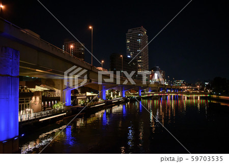 青くライトアップされた、大阪の堂島川沿いの輝く美しい夜景 青くライトアップされた、大阪の堂島川沿いの輝く美しい夜景 59703535