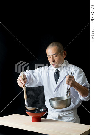 お椀に汁をはる板前 お椀に汁をはる板前 59703573