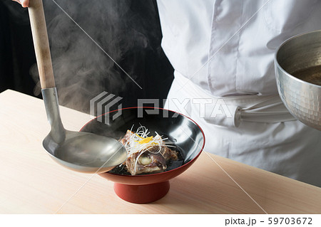 お椀に汁をはる板前 59703672