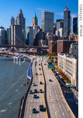 《ニューヨーク》マンハッタンの摩天楼とブルックリンブリッジ 59703851