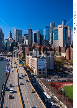 《ニューヨーク》マンハッタンの摩天楼とブルックリンブリッジ 59703853