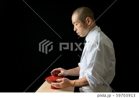お椀に蓋をする板前 お椀に蓋をする板前 59703913