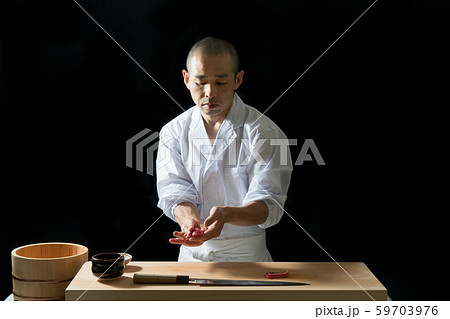 寿司を握る板前 59703976