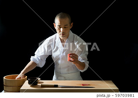 寿司を握る板前 寿司を握る板前 59703981
