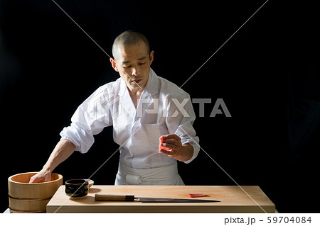 寿司を握る板前 59704084