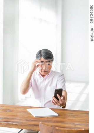 老眼 シニア男性 スマホ 老眼 シニア男性 スマホ 59704680