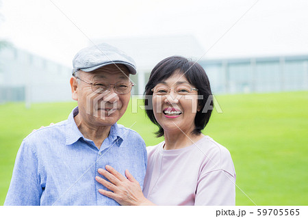 シニア　仲良し　夫婦 59705565
