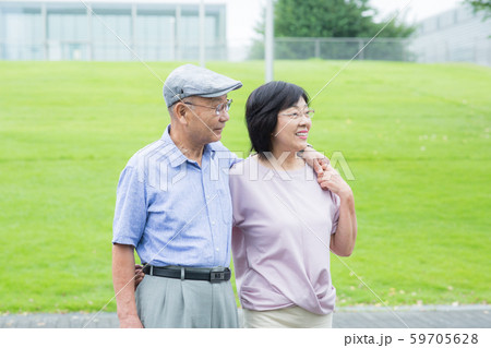 シニア　仲良し　夫婦 59705628