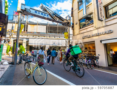 日本の東京都市景観 路上放置自転車。自転車が氾濫する「東急電鉄　学芸大学駅」前・西口商店街 59705887
